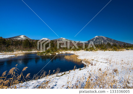 【青森縣_八甲田_水蓮沼】十月，水蓮沼和八甲田山脈迎來了今冬的第一場雪。 133336005