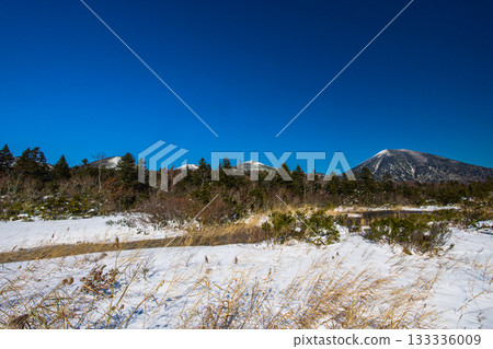 [Aomori Prefecture_Hakkoda_Suiren-numa] First snow of the season at Suiren-numa and the Hakkoda mountain range in October 133336009