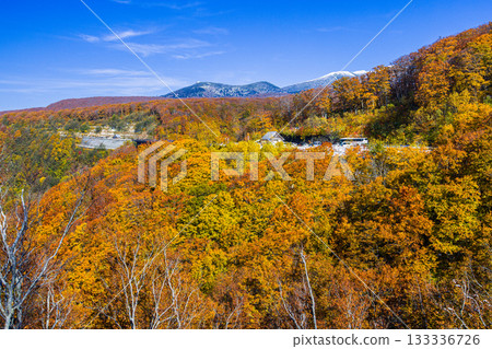 [Aomori Prefecture_Hakkoda] Autumn leaves and the first snow of the Jogakura Valley in October 133336726