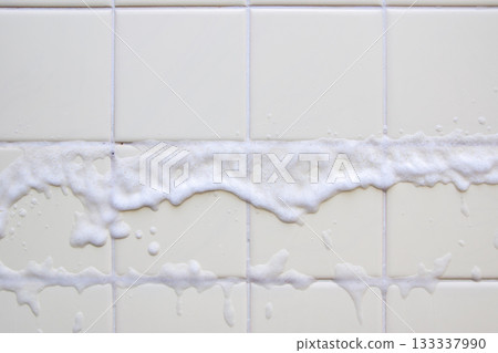 浴室牆壁噴塗了除黴劑 浴室牆壁噴塗了除黴劑 133337990