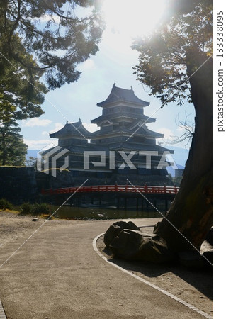 Matsumoto Castle in autumn (Matsumoto City, Nagano Prefecture) Matsumoto Castle in autumn (Matsumoto City, Nagano Prefecture) 133338095
