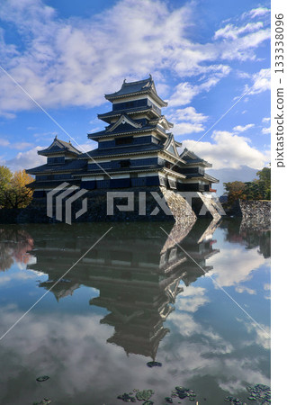 秋季的松本城（長野縣松本市） 133338096