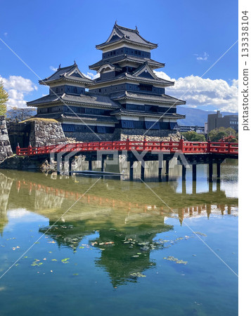 Matsumoto Castle in autumn (Matsumoto City, Nagano Prefecture) 133338104