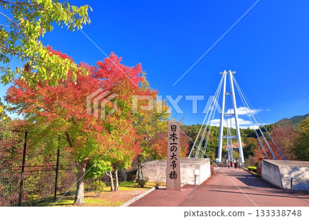 [Oita Prefecture] Kokonoe Yume Otsuribashi Suspension Bridge and autumn leaves on a clear day 133338748