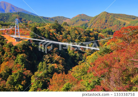 [Oita Prefecture] Kokonoe Yume Otsuribashi Suspension Bridge and autumn leaves on a clear day 133338758