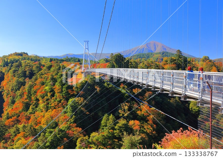[Oita Prefecture] Kokonoe Yume Otsuribashi Suspension Bridge and autumn leaves on a clear day 133338767