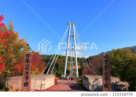 [Oita Prefecture] Kokonoe Yume Otsuribashi Suspension Bridge and autumn leaves on a clear day 133338770