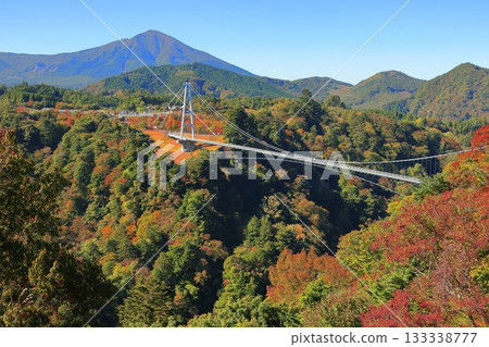 [Oita Prefecture] Kokonoe Yume Otsuribashi Suspension Bridge and autumn leaves on a clear day 133338777
