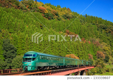 The limited express "Yufuin no Mori" (JR Kyushu) on the Kyudai Main Line begins to turn red. 133339607