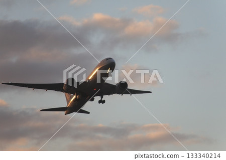 飛機 客用飛機 藍天 133340214