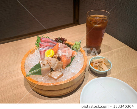 桶裝什錦鮭魚、鯛魚和魷魚刺身 02 133340304