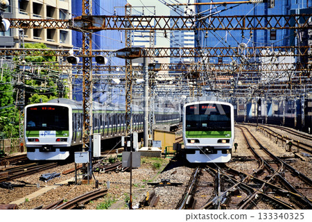 Commuter train entering Tamachi Station in 2007 Commuter train entering Tamachi Station in 2007 133340325