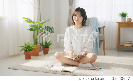 在一間充滿自然光的白色房間裡，一位神態平靜的女子的肖像 133340607