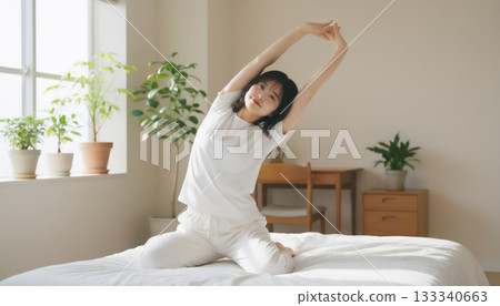 晨光中一位年輕女子跪著的生活照 133340663