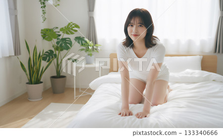 晨光中一位年輕女子跪著的生活照 133340666