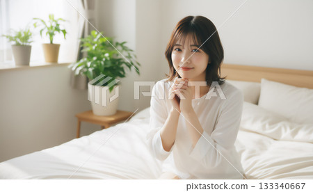 晨光中一位年輕女子跪著的生活照 133340667