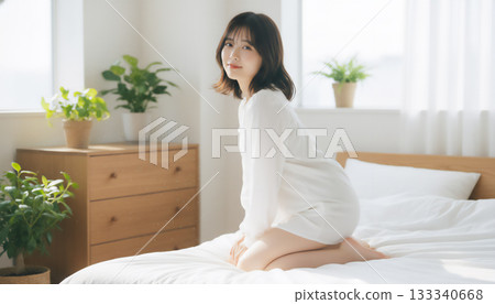 晨光中一位年輕女子跪著的生活照 晨光中一位年輕女子跪著的生活照 133340668