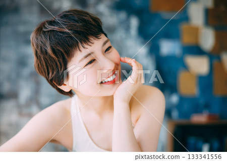 年輕女性的美麗形象 年輕女性的美麗形象 133341556