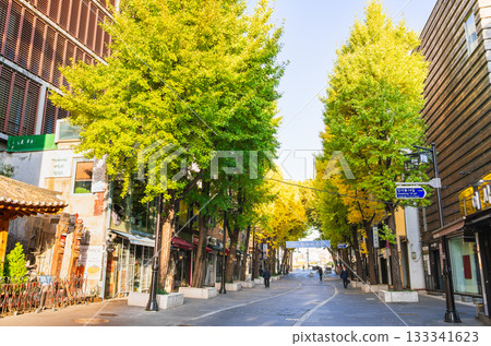 Autumn in Seoul: Morning view of Insadong's main street 133341623