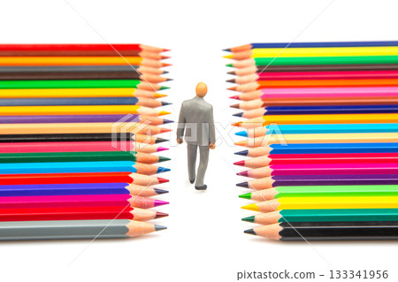 Vibrant colored pencils aligned on both sides create a pathway  133341956