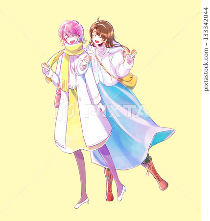 兩名女子出門,雙手交叉,冬日 兩名女子出門,雙手交叉,冬日 133342044