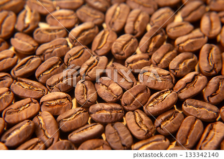 Richly textured roasted coffee beans with golden highlights 133342140