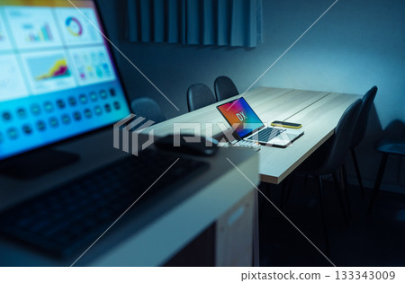 在一個擺滿電子設備的房間裡工作 133343009