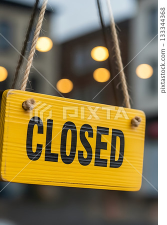 Yellow closed sign hanging on a rope with...-插圖素材 [133344368] - PIXTA圖庫