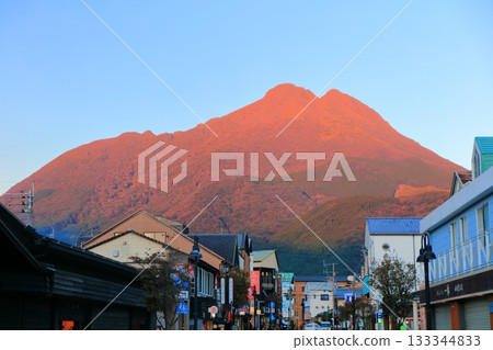 [Oita Prefecture] Mount Yufu bathed in the setting sun and Yufuin Station 133344833