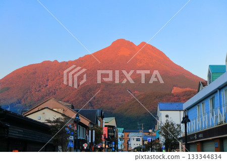 [Oita Prefecture] Mount Yufu bathed in the setting sun and Yufuin Station 133344834