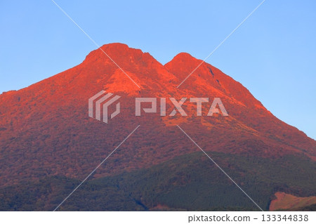 【大分縣】夕陽西下，映照著由布山。 133344838