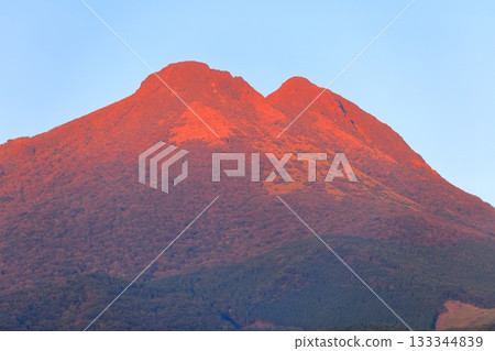 [Oita Prefecture] Mount Yufu bathed in the setting sun 133344839