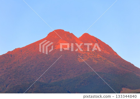 [Oita Prefecture] Mount Yufu bathed in the setting sun 133344840
