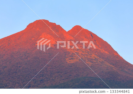 [Oita Prefecture] Mount Yufu bathed in the setting sun 133344841