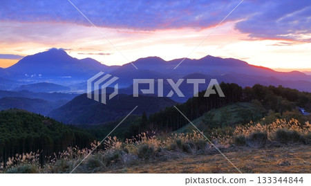 [Oita Prefecture] Mount Yufu at sunrise 133344844