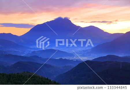 【大分縣】日出時的由布山 【大分縣】日出時的由布山 133344845