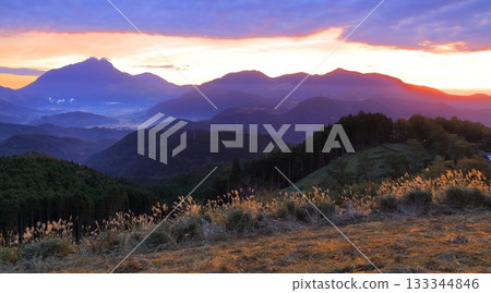 【大分縣】日出時的由布山 【大分縣】日出時的由布山 133344846
