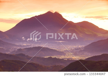[Oita Prefecture] Mount Yufu at sunrise 133344847