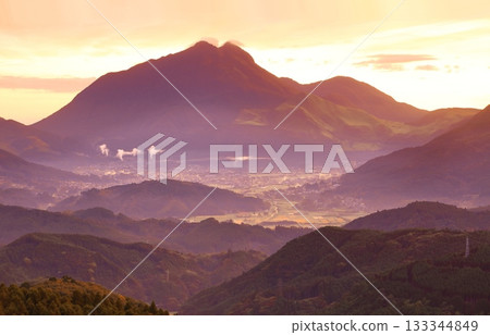 【大分縣】日出時的由布山 【大分縣】日出時的由布山 133344849