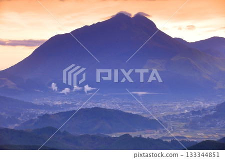 [Oita Prefecture] Mount Yufu at sunrise 133344851