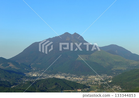 【大分縣】晴天的由布山和由布院溫泉町 【大分縣】晴天的由布山和由布院溫泉町 133344853