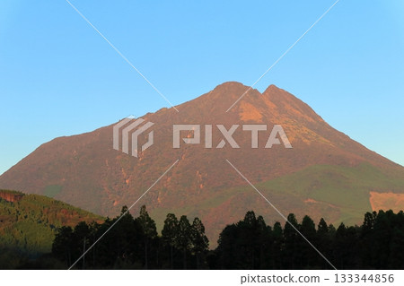 【大分縣】夕陽西下，映照著由布山。 133344856