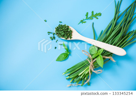 Dried and fresh green onions on blue background from above 133345254