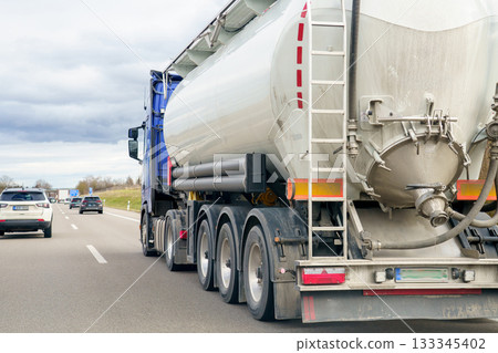 the production line of the commercial vehicle the production line of the commercial vehicle 133345402