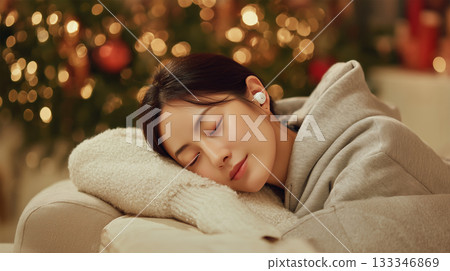 一位穿著開襟羊毛衫和連帽衫的女士舒適地打盹。 133346869