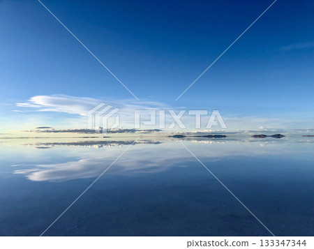 <Bolivia> Uyuni Salt Flats, a quiet morning 133347344