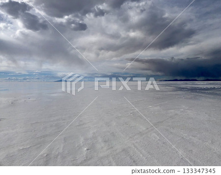 玻利維亞烏尤尼陰雲密佈的天空 玻利維亞烏尤尼陰雲密佈的天空 133347345