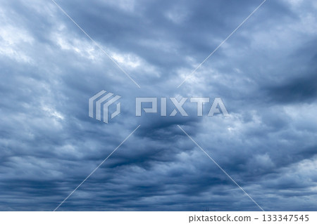 天空陰沉多雲，氣氛不祥。 133347545