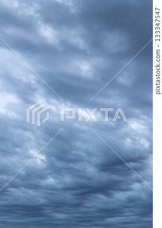 Ominous clouds covering the sky_Vertical Ominous clouds covering the sky_Vertical 133347547
