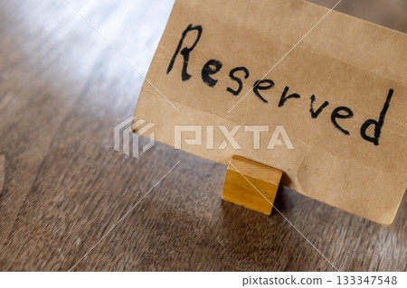 Reserved seat sign on a cafe table 133347548